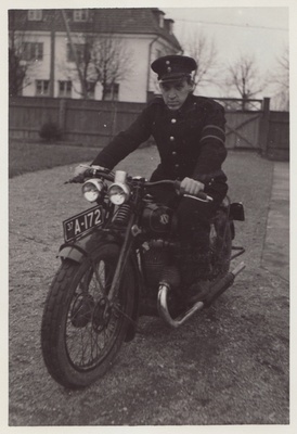 Kutselise tuletõrje mundris mees mootorrattal.  similar photo