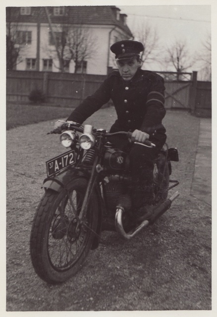 Kutselise tuletõrje mundris mees mootorrattal.