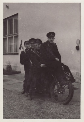 Neli kutselise tuletõrje mundris meest mootorrattal.  similar photo