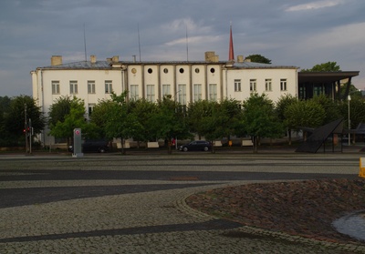 Inglismaa teatri “Original Mixture Theatre” näitlejad Andy Webster ja Mitch Mitchelson Rakvere turuplatsil esitavad etendust “Olevused, kes iial on marssinud tänavail” “Baltoscandali” teatrifestivali ajal. rephoto