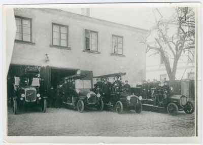 Tallinna Kutselise Tuletõrje lendsalga väljasõit Vana-Viru 14 depoost.  duplicate photo