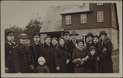 Nõmme VTÜ liikmed Liiva tuletõrjedepoo ees  duplicate photo