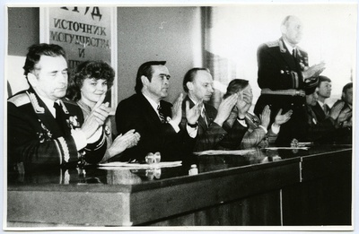 Veteranide autasustamine 1985. aastal Tartus, foto  presiidiumist  similar photo