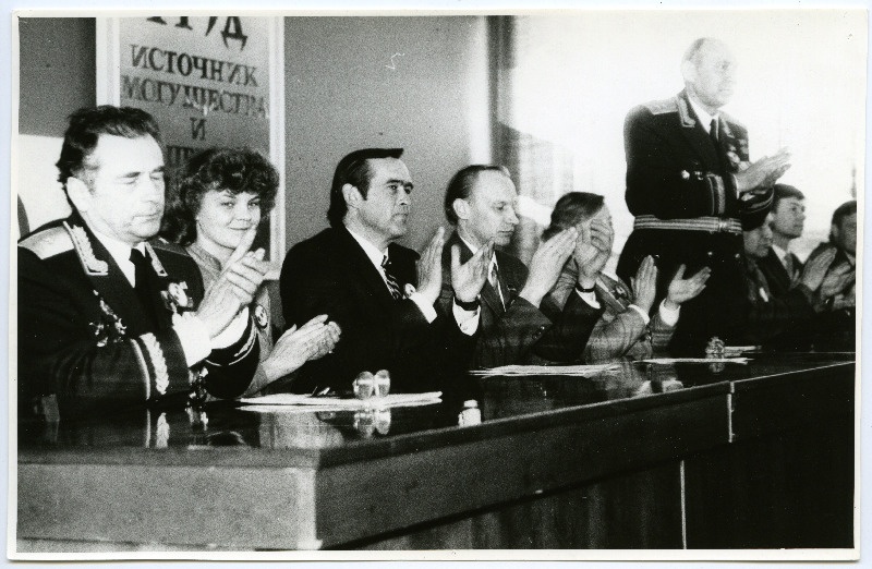 Veteranide autasustamine 1985. aastal Tartus, foto  presiidiumist