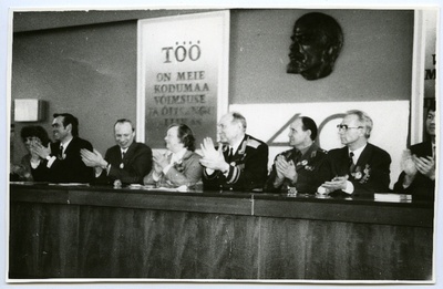 Veteranide autasustamine 1985. aastal Tartus, foto presiidiumist  similar photo