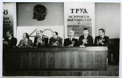 Veteranide autasustamine 1985. aastal Tartus, foto  presiidiumist  similar photo