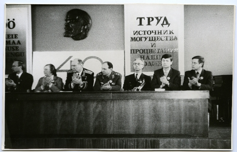 Veteranide autasustamine 1985. aastal Tartus, foto  presiidiumist