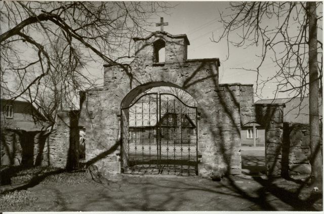 foto Ambla kirikuaia väravad 1987