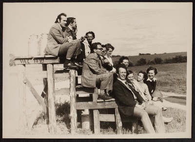 ENSV Riikliku Julgeoleku Komitee Tartu osakonna töötajad suvisel väljasõidul 1970ndatel aastatel, grupifoto piimapukil  similar photo