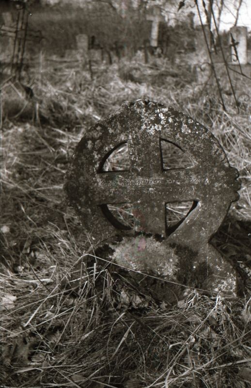 Negatiiv. Rõngasrist Rooslepa kirikuaias. 21. aprill 1981.a.