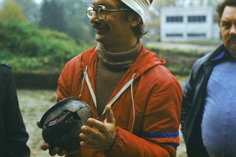 Eesti NSV Teaduste Akadeemia Ajaloo Instituudi arheloog Vladimir Sokolovski arheoloogilistel väljakaevamistel Olustveres.