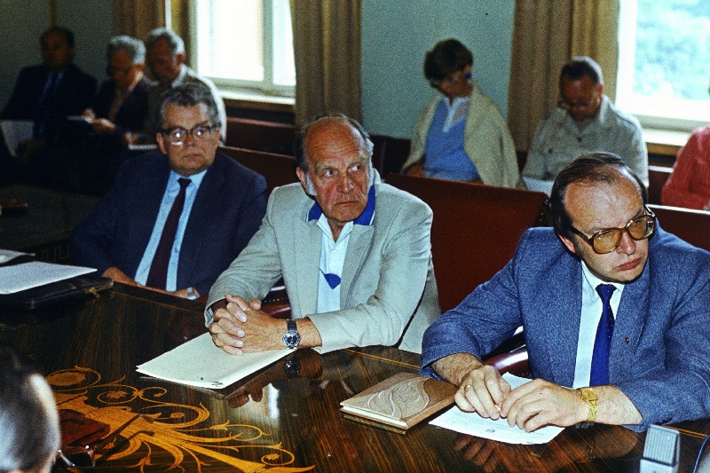 Eesti NSV Ülemnõukogu Presiidiumi juures tegutsevate komisjonide istung. Paremalt 1. ELKNÜ Keskkomitee esimene sekretär Arno Almann, 2. Eesti NSV välisminister Arnold Green.