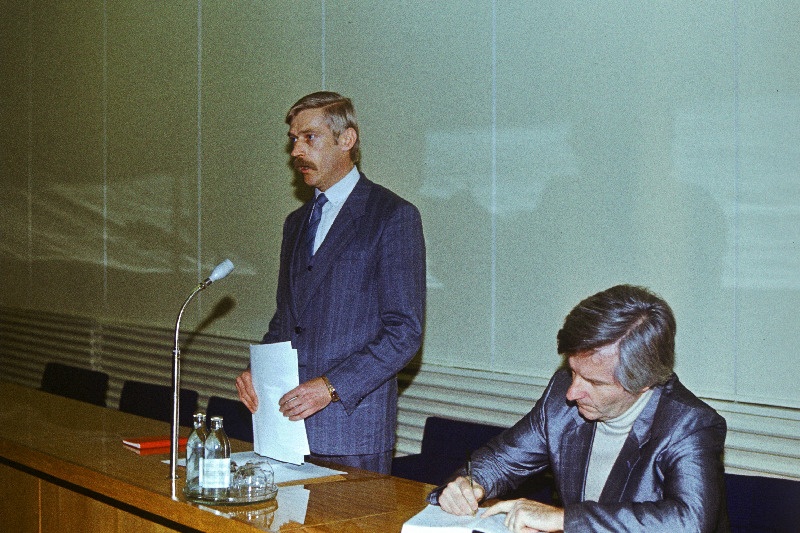 Vabariigi partei rajooni- ja linnakomiteede ideoloogiasekretäride ning rajooni- ja linnalehtede toimetajate iseoloogiaalasel kohtumisel EKP Keskkomitees kõneleb EKP Keskkomitee ideoloogiaosakonna juhataja Kalle Merusk. Tema kõrval EKP Keskkomitee sekretär Mikk Titma.