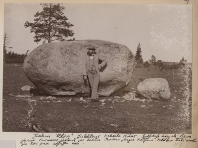 Härjakivi ehk Härgkivi Kaberla külas endise Halliku talu maal, lõhuti 1938.aastal. Kivi ees seisab fotograaf Tiidermann.  duplicate photo