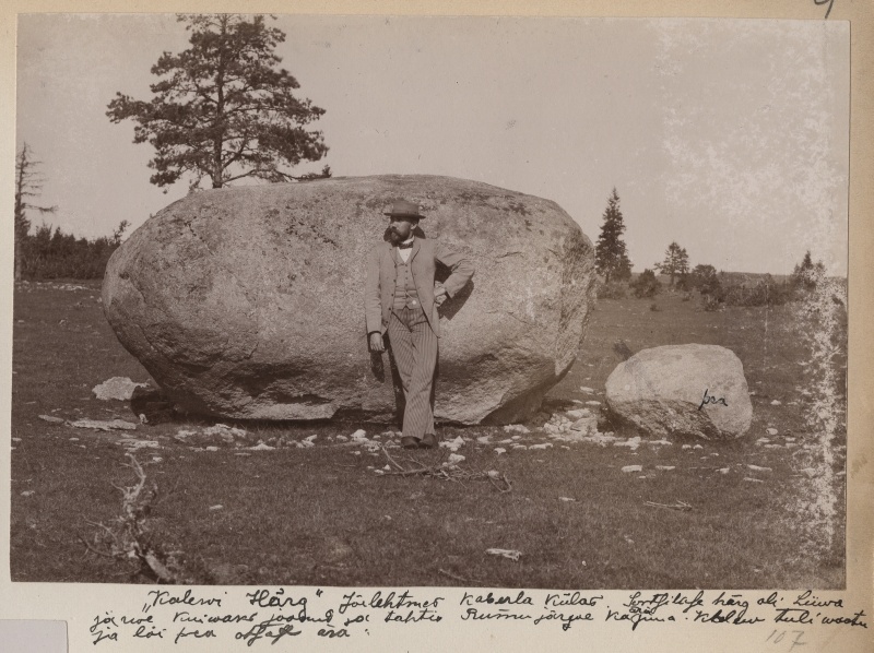 Härjakivi ehk Härgkivi Kaberla külas endise Halliku talu maal, lõhuti 1938.aastal. Kivi ees seisab fotograaf Tiidermann.