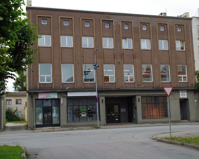 Virumaa apteek ja Ühispank Tallinna tänaval. rephoto