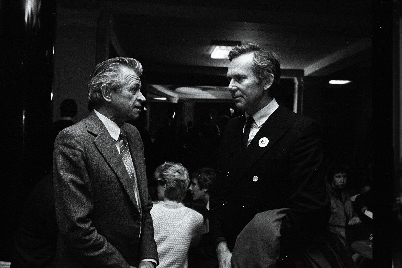 Eesti NSV Kinematografistide Liidu
juhatuse esimene sekretär Kaljo Kiisk
(vasakul) ja stuudio "Tallinnfilm" joonisfilmirežissöör Rein Raamat II Nõukogude
Eesti filmifestivali ajal vestlemas.