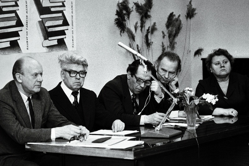 Eesti NSV Raamatuühingu juhatuse V pleenumi presiidium. Vasakult: ERÜ aseesimees R.Potisepp, esimees A.Hint, Üleliidulise Raamatuühingu vastutav sekretär G.Garin, Läti Raamatuühingu vastutav sekretär A. Briedis ja Eesti Kultuuriministeeriumi Raamatukogude Inspektsiooni juhataja I.Tingre.