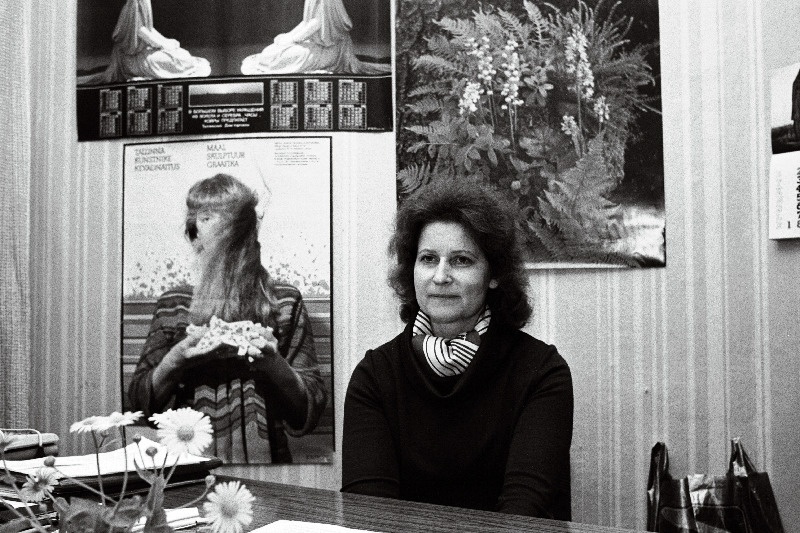 Tootmiskoondise "Eesti Trükitööstus" peadirektori asetäitja Hella Lember
ajalehe "Sirp ja Vasar" toimetuses vestlusringis.