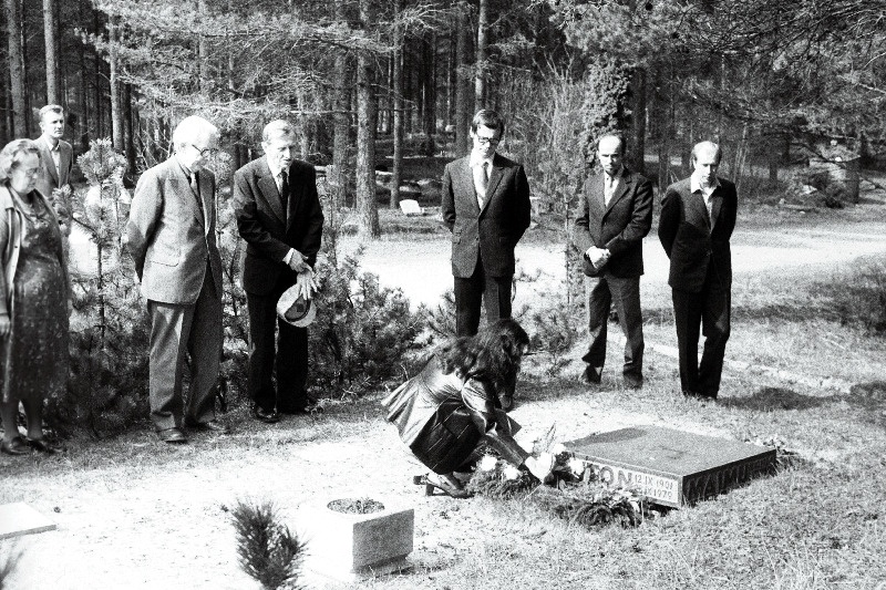 Ajakirja "Looming" lahkunud toimetajate mälestamine Metsakalmistul ajakirja 60.aastapäeval.