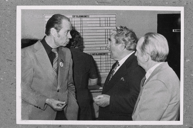 Kunstinädala raames toimunud Suure Isamaasõja veteranide kohtumisel kunstnikega EKP Hiiumaa Rajoonikomitee vestlevad (vasakult) Eesti NSV Kunstnike Liidu juhatuse esimees Ilmar Torn, Juljus Nurst ja Vjatšeslav Vakker.