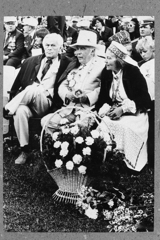 NSV Liidu rahvakunstnik, dirigent Gustav Ernesaks (keskel) koos abikaasaga ja V. Sokolov Eesti NSV XIX üldlaulupeol.