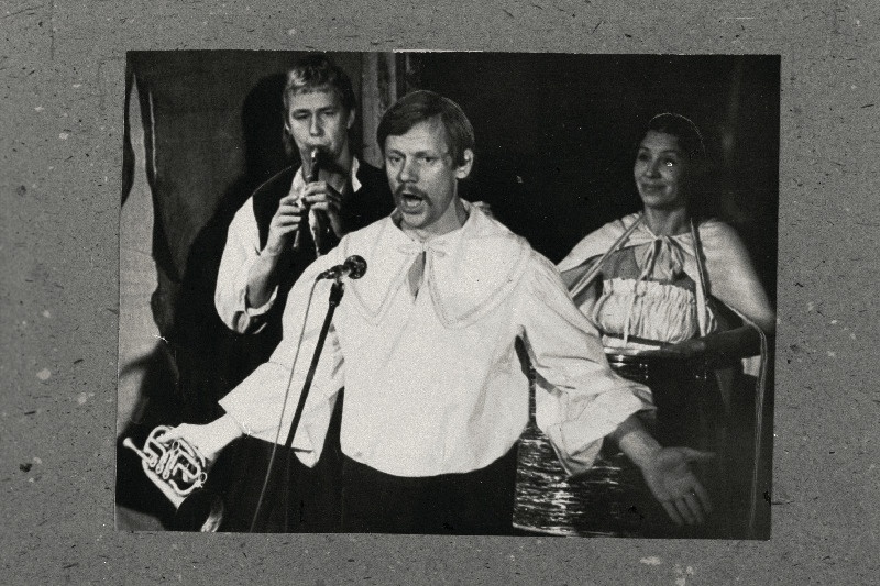 Stseen P.J. Beranger'i laulude õhtu lavastusest "Löö laulu, vastas jumal, löö laulu, väike mees" Eesti NSV Riiklikus Noorsooteatris. Osades (vasakult) Lauri Nebel, Kaarel Kilvet ja Marje Metsur.