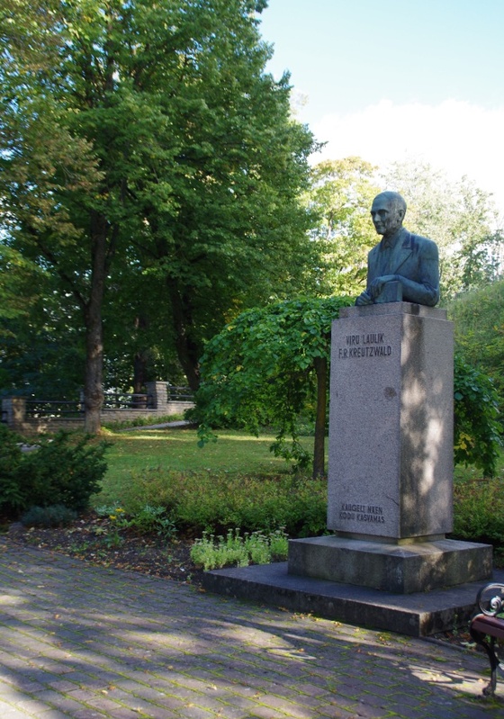 Viru lauliku F.R.Kreutzwaldi monument Tallinnas Kadrioru pargis. rephoto
