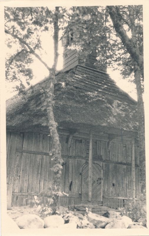 Foto. Üldvaade Sutlepa kabelile Noarootsis. Ehitatud 1669, ümberehitatud 1834.a. Foto september 1953.a. Mustvalge.