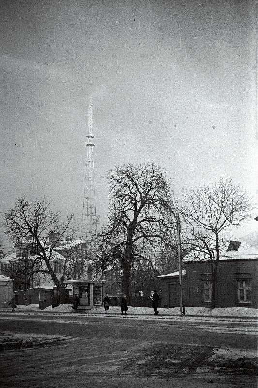 Ajalehekiosk Tartu maanteel, tagaplaanil telemast.