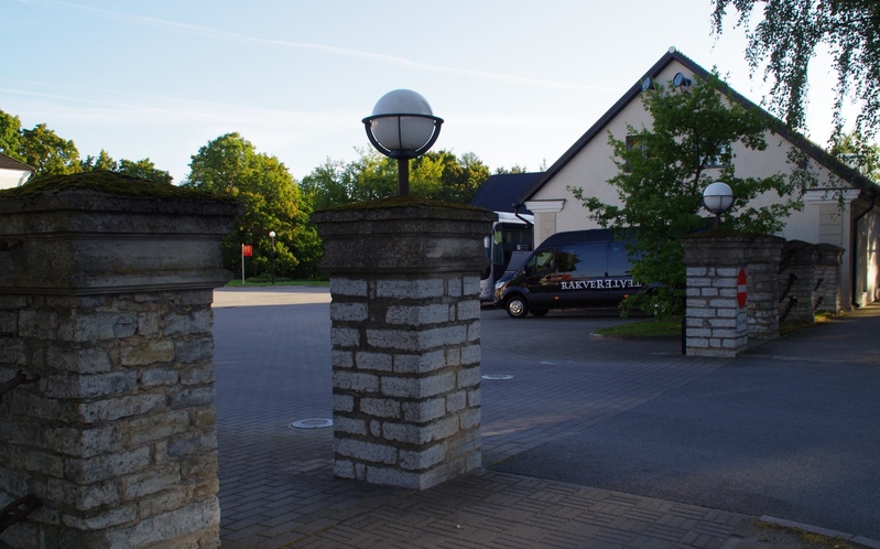 Tänava vaade: esiplaanil - väravad, paremal - maja rephoto