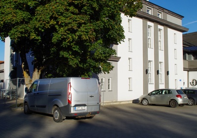 Rakvere Teatri näitlejad Madis Kalmet, Kaie Uustal, Rein Olmaru, Terje Pennie, Arvi Mägi, Kiiri Tamm, Erik Moldov, Toomas Suuman rahvusvahelisel teatripäeval enne külalisesinemisele sõitu. rephoto