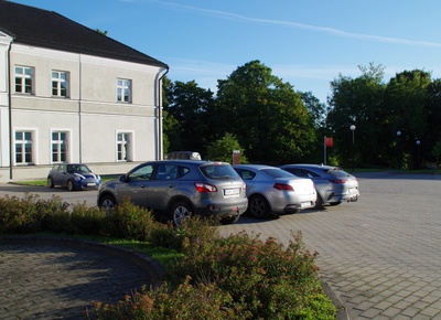 Rakvere Teatri näitlejad teatri ees rephoto