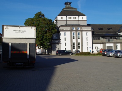 Rakvere teatrihoone. Esiplaanil sõjaväeautod. rephoto