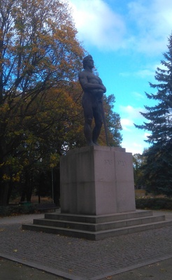 Jaan Tõnisson kõnelemas Vabadussõja mälestusmärgi avamisel Tartus. rephoto