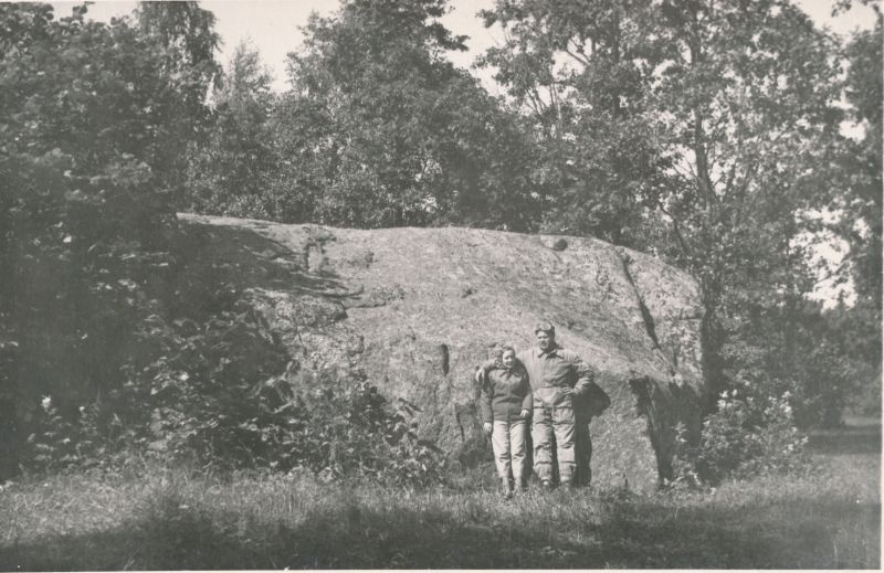 Foto. "Kukka" kivi Hiiumaal. Rändrahn ümbermõõduga 42m. 1965 aug. Fotogr. R. Kalk.