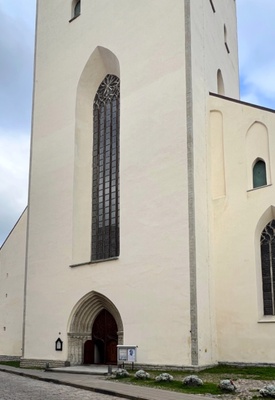 Oleviste kirik, taamal paremal Tolli tänav 8 maja. rephoto