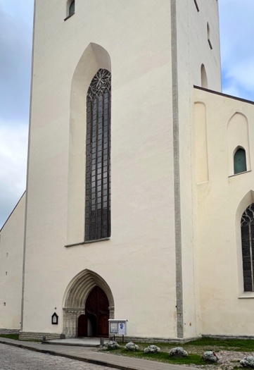 Oleviste kirik, taamal paremal Tolli tänav 8 maja. rephoto