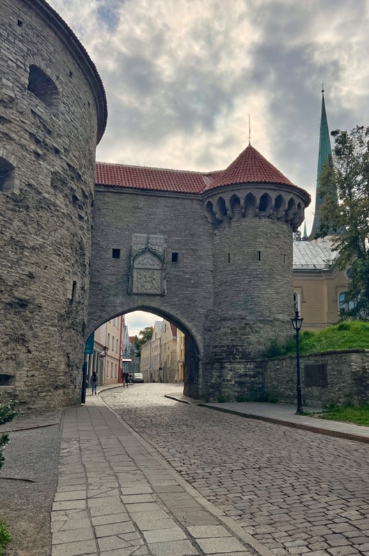 Tallinn, Vaade Suure Rannavärava eesväravale, vasakul Paks Margareete. rephoto