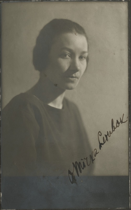 Eesti Naisüliõpilaste Seltsi liige Olga Elisabet Linnus (snd Mirka), rindportree