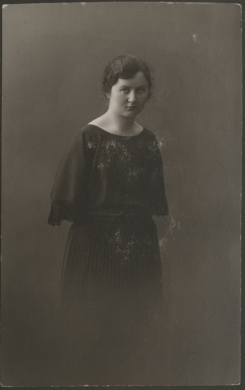 Eesti Naisüliõpilaste Seltsi liige, poolfiguurportree