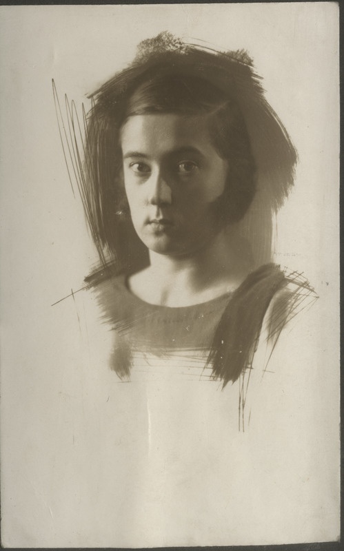 Eesti Naisüliõpilaste Seltsi liige, portreefoto