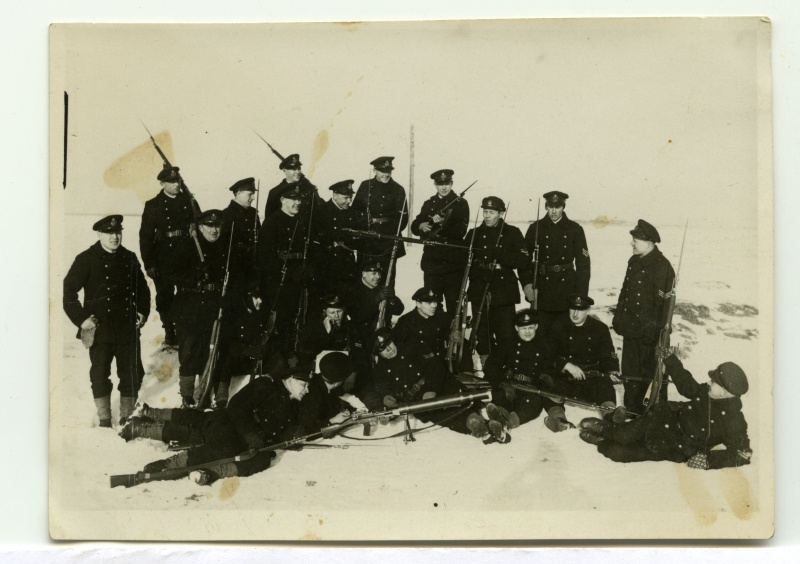 Mereväelased käsirelvadega Stroomi rannas.