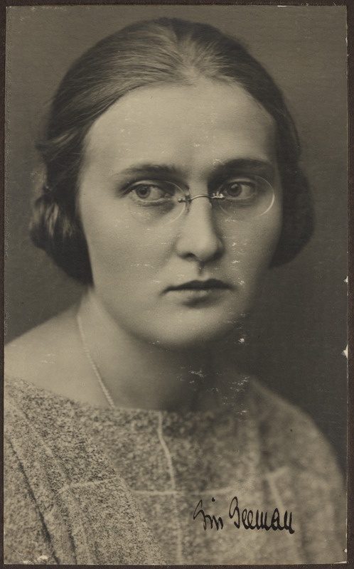 Eesti Naisüliõpilaste Seltsi liige Sinaida Seemann/Seeman, rindportree