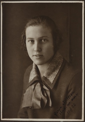 Eesti Naisüliõpilaste Seltsi liige Gerda Sultson, rindportree  duplicate photo