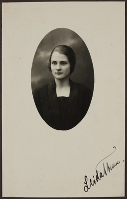 Eesti Naisüliõpilaste Seltsi liige Leida Elfriede Maidre (snd Truus), rindportree  duplicate photo