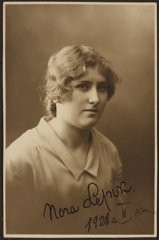 Eesti Naisüliõpilaste Seltsi liige Elenore Lepik, rindportree