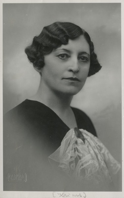 Eesti Naisüliõpilaste Seltsi liige Amalie Krims, portreefoto  duplicate photo