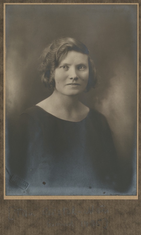 Eesti Naisüliõpilaste Seltsi liige Tiia Reistal-Nõu, portreefoto