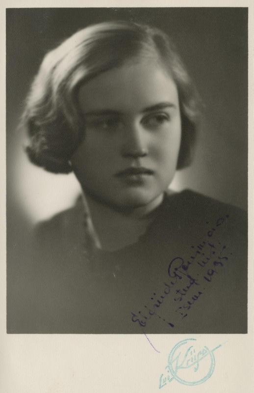 Eesti Naisüliõpilaste Seltsi liige Elfriede Ronimois, portreefoto
